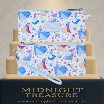 Porte-monnaie Disney by Loungefly – Princess Manga Style AOP Wristlet – 20 x 10 cm. Pochette en nylon avec motif all-over des princesses Disney en style manga et dragonne détachable.