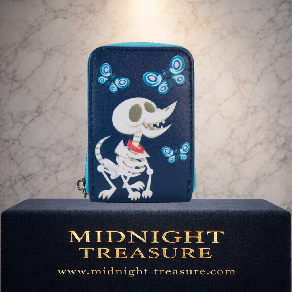 Portefeuille accordéon Loungefly Scraps Les Noces Funèbres – 7 x 11 x 3 cm. Portefeuille compact inspiré de Corpse Bride avec Scraps le chien squelette entouré de papillons bleus et compartiments accordéon pour cartes.