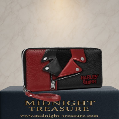 Portefeuille Harley Quinn – Jacket – Casual – DC Comics. Portefeuille rouge et noir inspiré de la veste d’Harley Quinn, avec imprimé façon fermeture zippée et logo brodé. Un accessoire audacieux et élégant pour les fans de DC.