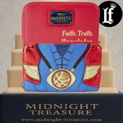 Portefeuille Loungefly Doctor Strange – Marvel Studios The Infinity Saga – 15 x 10 cm. Portefeuille officiel reproduisant le costume de Doctor Strange avec Œil d'Agamotto en relief, détails métallisés, fermeture zippée et finitions premium Loungefly.