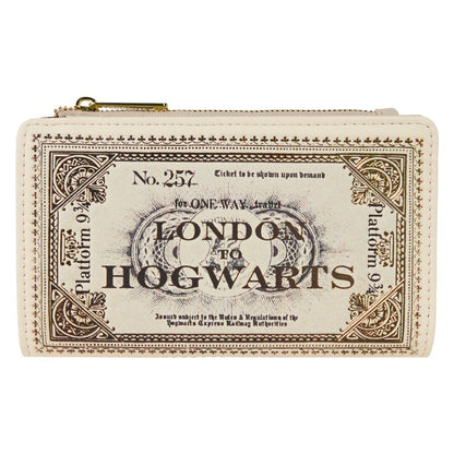 Portefeuille Loungefly – Harry Potter – Poudlard Express – 15 x 10 cm. Portefeuille crème inspiré du ticket du train pour Poudlard, avec détails dorés, compartiments multiples et doublure thématique.