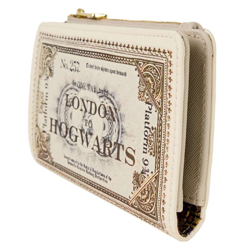 Portefeuille Loungefly – Harry Potter – Poudlard Express – 15 x 10 cm. Portefeuille crème inspiré du ticket du train pour Poudlard, avec détails dorés, compartiments multiples et doublure thématique.