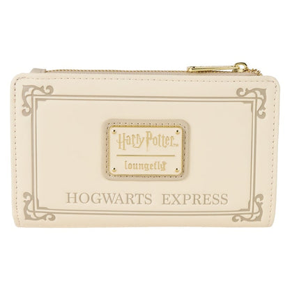 Portefeuille Loungefly – Harry Potter – Poudlard Express – 15 x 10 cm. Portefeuille crème inspiré du ticket du train pour Poudlard, avec détails dorés, compartiments multiples et doublure thématique.