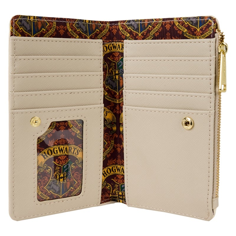 Portefeuille Loungefly – Harry Potter – Poudlard Express – 15 x 10 cm. Portefeuille crème inspiré du ticket du train pour Poudlard, avec détails dorés, compartiments multiples et doublure thématique.