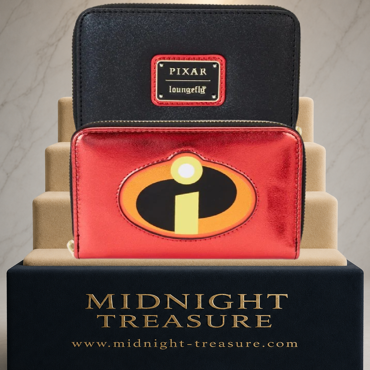 Portefeuille Loungefly Les Indestructibles 20e Anniversaire – 15,2 x 10,1 cm. Portefeuille officiel Disney Pixar en cuir végétalien avec finition rouge métallisée, logo des Indestructibles, fermeture zippée, compartiments pour cartes, poche monnaie et doublure illustrée.