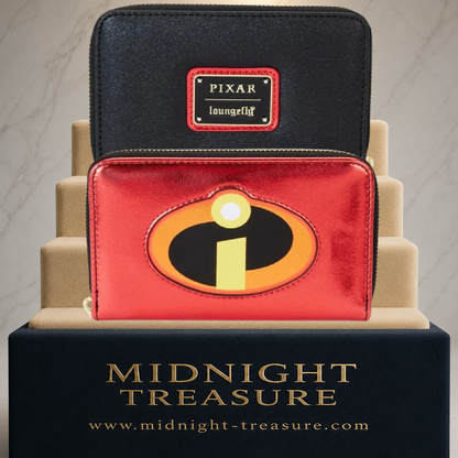 Portefeuille Loungefly Les Indestructibles 20e Anniversaire – 15,2 x 10,1 cm. Portefeuille officiel Disney Pixar en cuir végétalien avec finition rouge métallisée, logo des Indestructibles, fermeture zippée, compartiments pour cartes, poche monnaie et doublure illustrée.