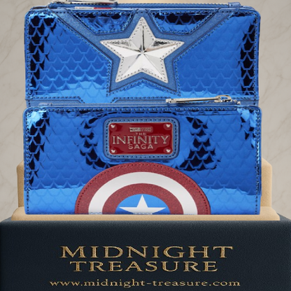Portefeuille Loungefly – Marvel – Captain America Cosplay – Infinity Saga – 15 x 3 x 10 cm. Portefeuille bleu et rouge métallisé avec étoile argentée et bouclier. Un accessoire stylé et fonctionnel pour les fans de Cap.


