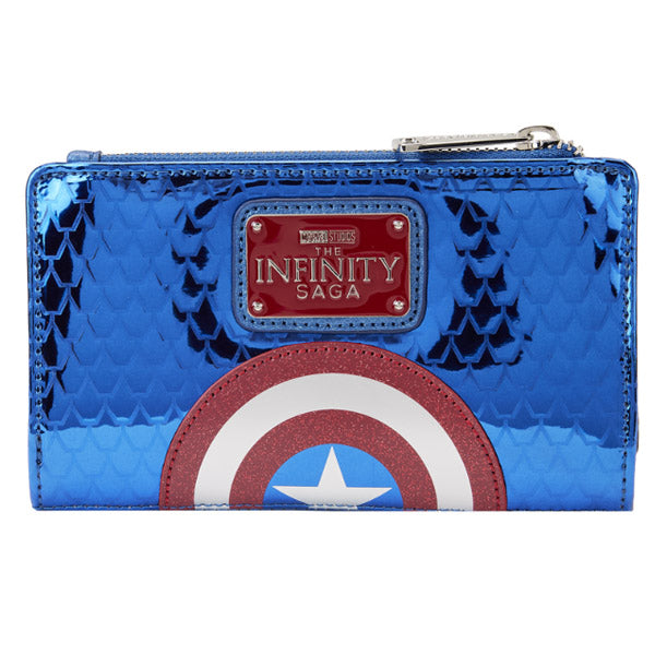 Portefeuille Loungefly – Marvel – Captain America Cosplay – Infinity Saga – 15 x 3 x 10 cm. Portefeuille bleu et rouge métallisé avec étoile argentée et bouclier. Un accessoire stylé et fonctionnel pour les fans de Cap.

