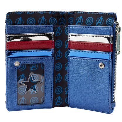 Portefeuille Loungefly – Marvel – Captain America Cosplay – Infinity Saga – 15 x 3 x 10 cm. Portefeuille bleu et rouge métallisé avec étoile argentée et bouclier. Un accessoire stylé et fonctionnel pour les fans de Cap.

