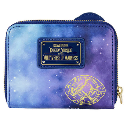 Portefeuille Loungefly – Marvel Doctor Strange – Multiverse of Madness – 13 x 10 cm. Design cosmique violet et bleu avec Doctor Strange et cercle mystique phosphorescent. Un must-have pour les fans de Marvel.

