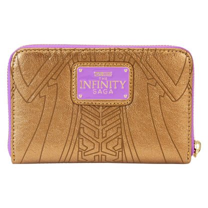 Portefeuille Loungefly – Marvel – Infinity Saga – Gant de l’Infini – 15 x 10 cm. Portefeuille doré avec les six pierres d’infinité brodées et plaque violette Marvel. Un accessoire collector pour les fans de super-héros.
