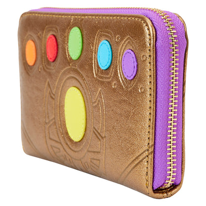 Portefeuille Loungefly – Marvel – Infinity Saga – Gant de l’Infini – 15 x 10 cm. Portefeuille doré avec les six pierres d’infinité brodées et plaque violette Marvel. Un accessoire collector pour les fans de super-héros.