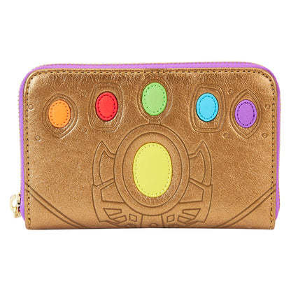 Portefeuille Loungefly – Marvel – Infinity Saga – Gant de l’Infini – 15 x 10 cm. Portefeuille doré avec les six pierres d’infinité brodées et plaque violette Marvel. Un accessoire collector pour les fans de super-héros.