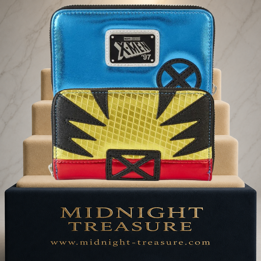Portefeuille Loungefly Marvel X-Men '97 Wolverine Cosplay – 13 x 10 cm. Portefeuille officiel en cuir végétalien avec design inspiré du costume de Wolverine, finitions métallisées, fermeture zippée, compartiments pour cartes, poche monnaie et doublure X-Men '97.