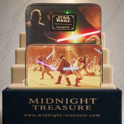 Portefeuille Loungefly Star Wars Épisode II L'Attaque des Clones – 15 x 10 cm. Portefeuille officiel en cuir végétalien avec illustrations du duel entre Yoda et le Comte Dooku ainsi que de la Bataille de Géonosis, fermeture zippée, compartiments pour cartes et poche monnaie.