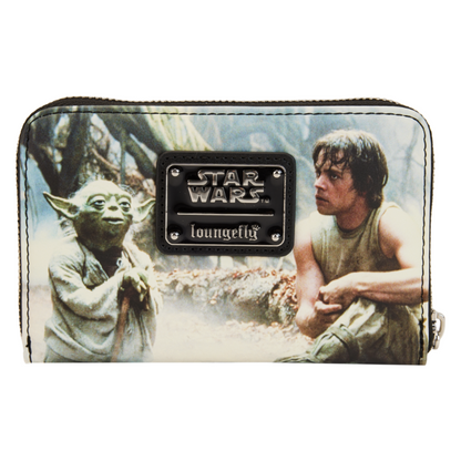 Portefeuille Loungefly – Star Wars – Épisode V : Final Frames – 15 x 10 cm. Portefeuille collector avec visuels de Yoda, Luke, Leia et Han Solo. Un accessoire indispensable pour les fans de l’Empire Contre-Attaque.