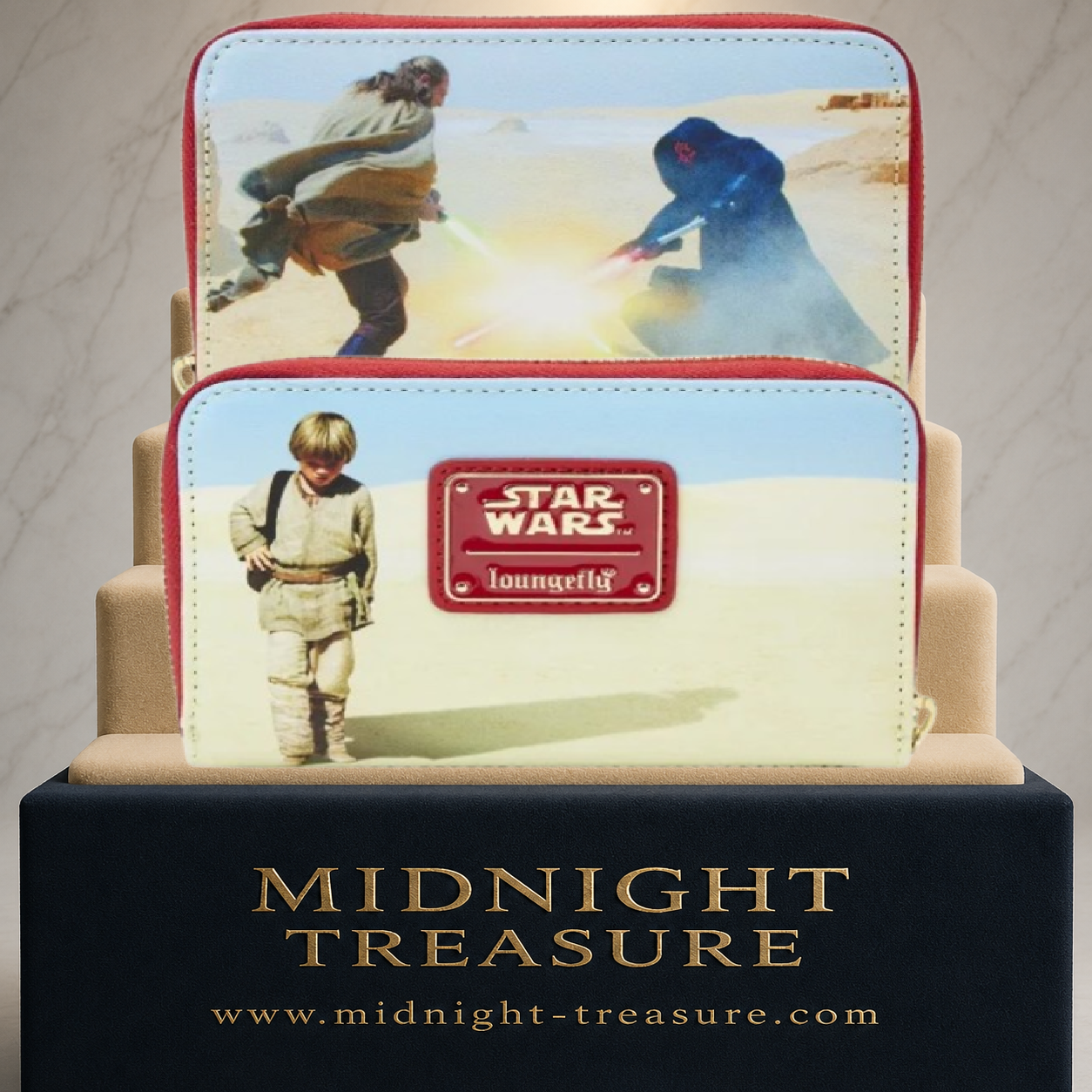Portefeuille Loungefly Star Wars Épisode I La Menace Fantôme – Duel entre Qui-Gon Jinn et Dark Maul sur Tatooine – 15 x 10 cm. Portefeuille officiel en cuir végétalien avec fermeture zippée, compartiments pour cartes, fenêtre d'identité et illustration du jeune Anakin Skywalker.