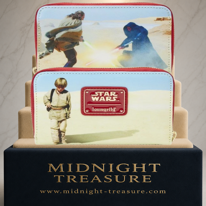 Portefeuille Loungefly Star Wars Épisode I La Menace Fantôme – Duel entre Qui-Gon Jinn et Dark Maul sur Tatooine – 15 x 10 cm. Portefeuille officiel en cuir végétalien avec fermeture zippée, compartiments pour cartes, fenêtre d'identité et illustration du jeune Anakin Skywalker.