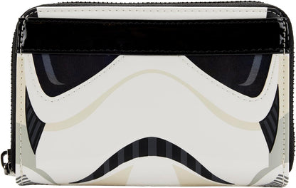 Vue de face du portefeuille Loungefly Star Wars Stormtrooper, avec un design inspiré du casque des soldats impériaux, en blanc et noir. Produit officiel sous licence.