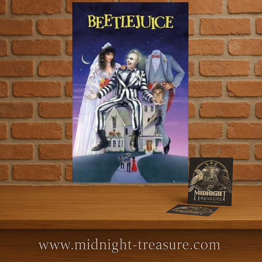 Poster Beetlejuice – Recently Deceased – 61 x 91,5 cm. Illustration du film culte de Tim Burton avec Beetlejuice, Lydia et la maison hantée. Un poster gothique et humoristique parfait pour les fans de cinéma fantastique.