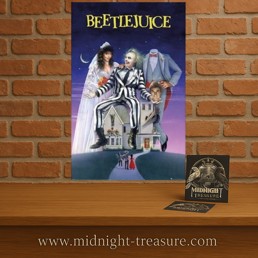 Poster Beetlejuice – Recently Deceased – 61 x 91,5 cm. Illustration du film culte de Tim Burton avec Beetlejuice, Lydia et la maison hantée. Un poster gothique et humoristique parfait pour les fans de cinéma fantastique.