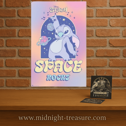 Poster Disney Stitch Space Rocks – 61 x 91,5 cm. Illustration pastel rétro de Stitch dans un décor spatial avec planètes et étoiles. Un poster fun et coloré parfait pour les fans de Disney.

