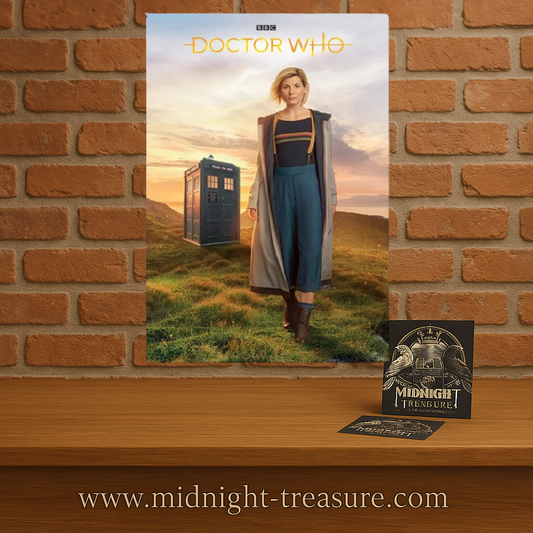 Poster Doctor Who – 13th Doctor – 61 x 91 cm. Illustration de la 13e Docteure avec le TARDIS dans un paysage ouvert.