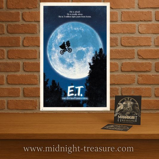 Poster E.T. l’Extra-Terrestre – 61 x 91,5 cm – Officiel. Elliott et E.T. sur un vélo volant devant une pleine lune lumineuse. Une scène culte et poétique du cinéma de Spielberg.