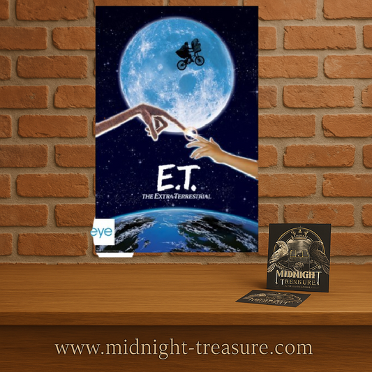 Poster E.T. – The Extra-Terrestrial – 91 x 61 cm. Iconique illustration des doigts d’E.T. et d’Elliott se touchant devant une immense lune bleutée.