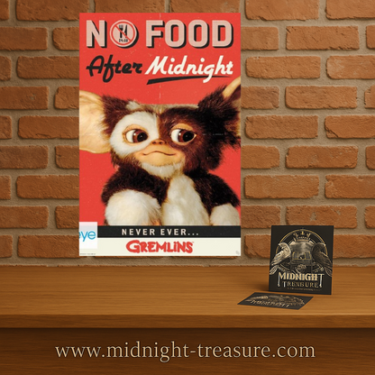 Poster Gremlins – No food after midnight – 91 x 61 cm. Illustration de Gizmo avec l’avertissement culte du film Gremlins.