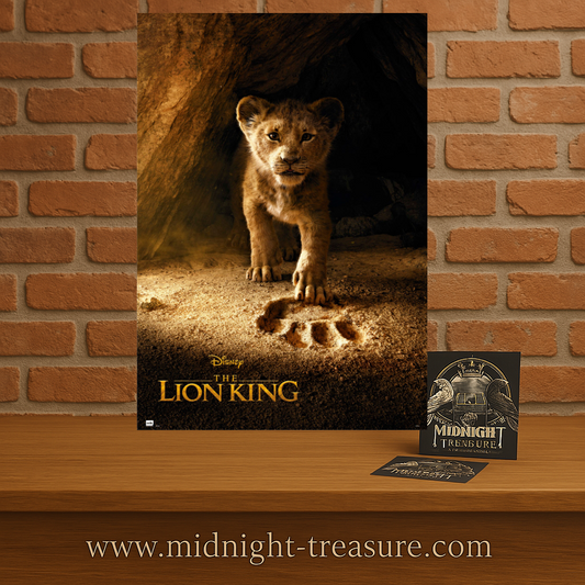Poster Le Roi Lion – Simba – 61 x 91 cm. Illustration réaliste de Simba lionceau avançant vers l’empreinte de Mufasa dans une scène symbolique.