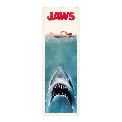 Poster de porte Les Dents de la Mer – 53 x 158 cm – Universal. Illustration culte du film Jaws avec le requin géant prêt à attaquer. Une décoration intense pour les passionnés de cinéma d’horreur.