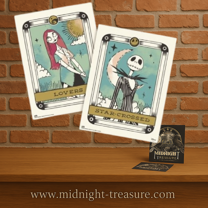 Lot de 2 mini posters L’Étrange Noël de Monsieur Jack – 38 x 52 cm – Officiel. Jack Skellington et Sally dans des illustrations style tarot. Un set collector gothique et magique pour les fans de Tim Burton.