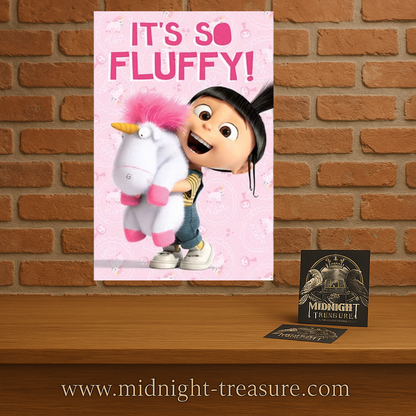 Poster Moi, moche et méchant – It’s So Fluffy – 91 x 61 cm. Agnes souriante tenant sa licorne rose, ambiance kawaii et joyeuse.