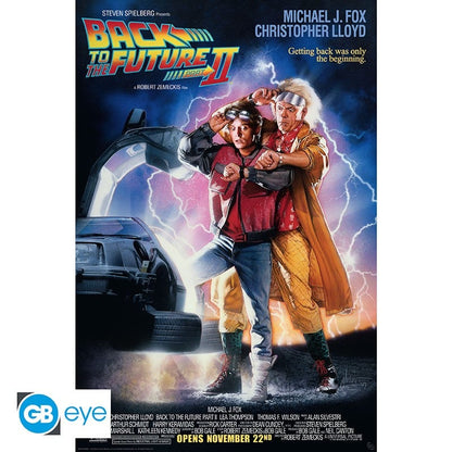 Poster Retour vers le Futur II – Affiche du film – 91 x 61 cm – Officiel. Marty McFly et Doc Brown devant la DeLorean dans une ambiance électrique rétro-futuriste.