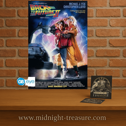 Poster Retour vers le Futur II – Affiche du film – 91 x 61 cm – Officiel. Marty McFly et Doc Brown devant la DeLorean dans une ambiance électrique rétro-futuriste.