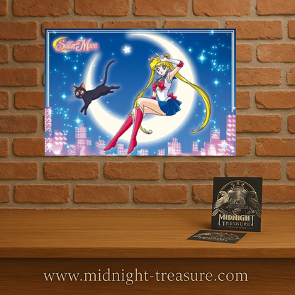 Poster Sailor Moon – Sailor Moon & Luna – 91 x 61 cm. Illustration de Sailor Moon assise sur un croissant de lune avec son chat Luna, ambiance magique et étoilée.