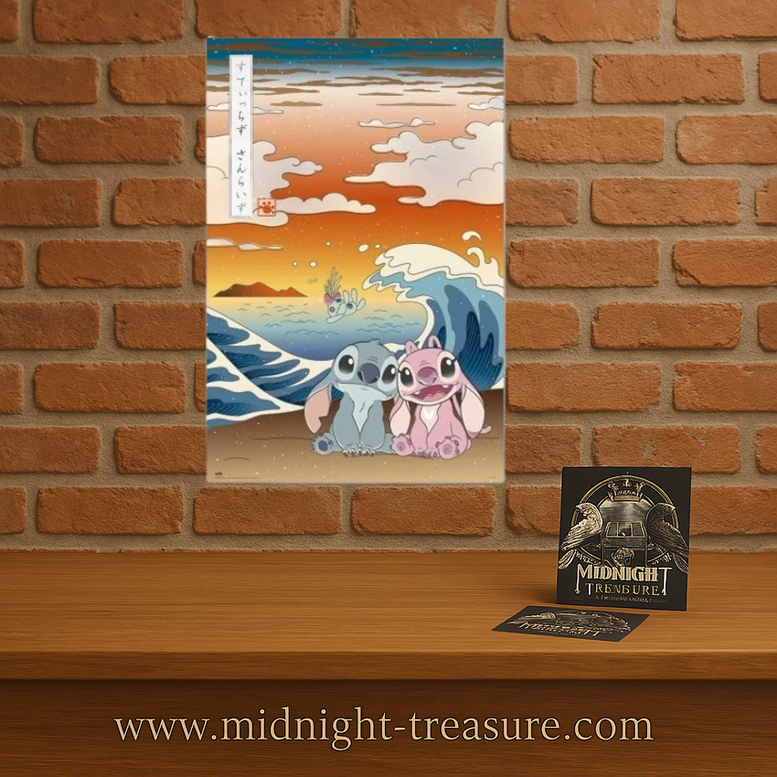 Poster Stitch & Angel – Japon – 61 x 91 cm. Illustration de Stitch et Angel assis face à une vague japonaise au coucher du soleil, ambiance douce et poétique.