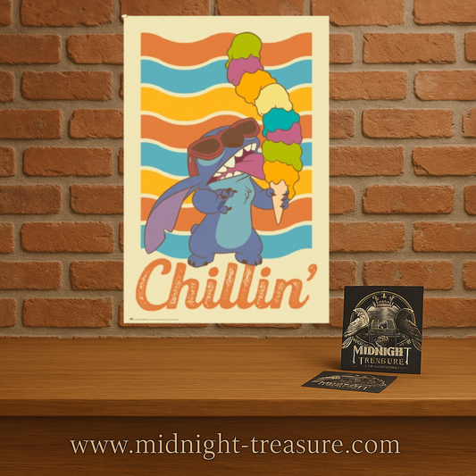 Poster Disney – Stitch Chillin’ – 61 x 91 cm – Officiel. Stitch avec lunettes de soleil rouges savourant une énorme glace multicolore sur un fond rétro coloré.