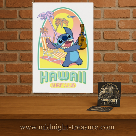 Poster Stitch – Hawaii Surf Club – 61 x 91 cm. Illustration de Stitch jouant du ukulélé sur une plage tropicale.