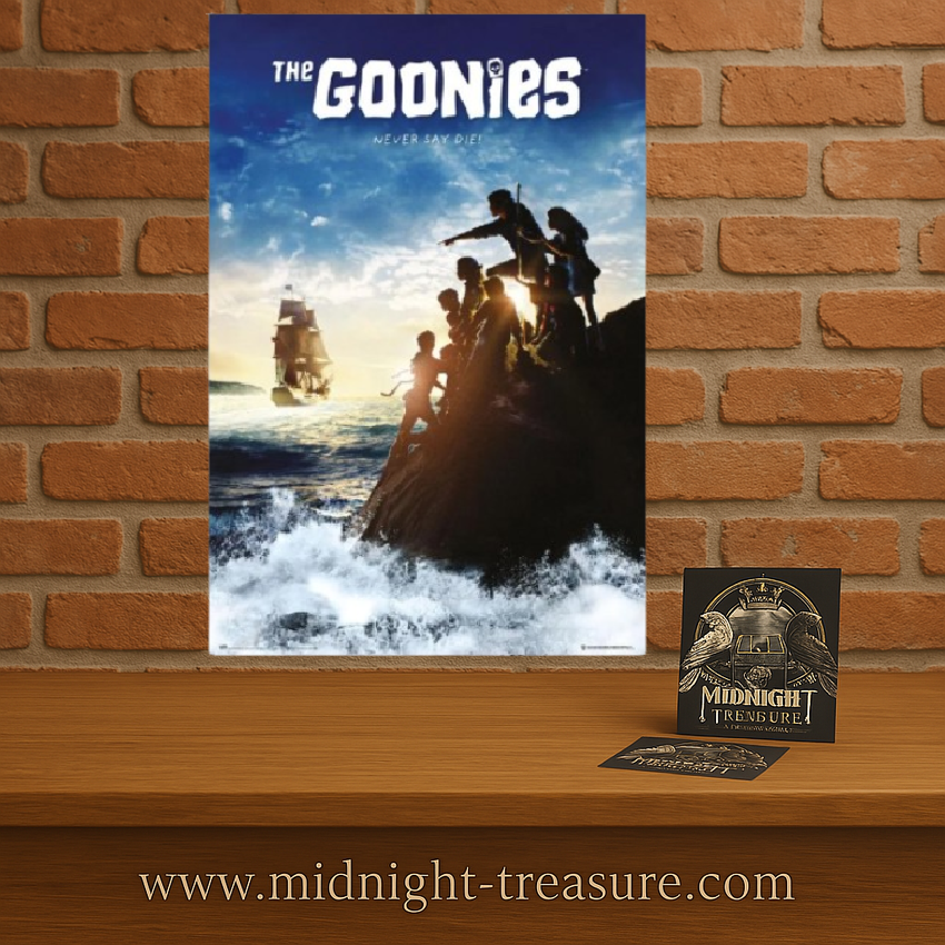 Poster The Goonies – Never Say Die! – 61 x 91 cm. Affiche du film avec les Goonies face à l’océan et le galion pirate en arrière-plan.