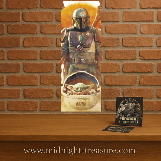 Poster de porte The Mandalorian – 53 x 158 cm. Illustration de Din Djarin en armure beskar avec Grogu dans son landau. Style chaud et artistique, ambiance western galactique 👑
