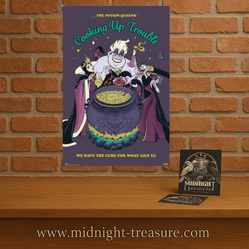 Poster Disney Villains – Cooking Up Trouble – 61 x 91 cm. Illustration colorée montrant Ursula, la Méchante Reine et Yzma autour d’un chaudron magique.