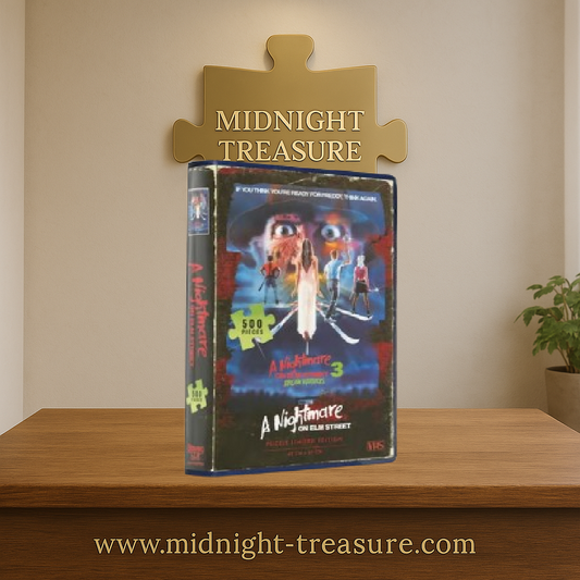 Puzzle 500 pièces - Les Griffes de la Nuit (A Nightmare on Elm Street). Édition limitée dans un coffret VHS rétro, inspiré du film culte d'horreur. Un must-have pour les fans de Freddy Krueger et du cinéma d'épouvante