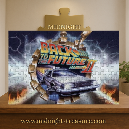 Puzzle Back to the Future II – 1000 pièces – 70 x 50 cm – Officiel. Illustration culte avec la DeLorean et l’affiche rétro. Un puzzle collector parfait pour les fans de Retour vers le Futur.