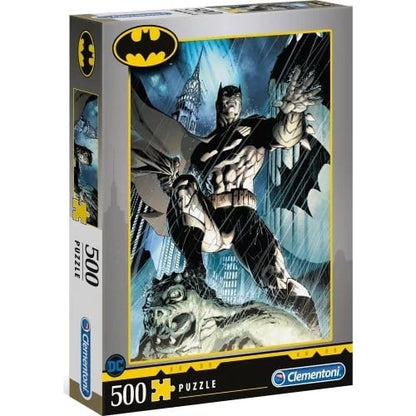Puzzle DC Comics – Batman sur gargouille – 500 pièces – 49 x 36 cm – Clementoni. Illustration sombre de Batman veillant sur Gotham depuis une gargouille. Un puzzle collector parfait pour les fans de l’univers DC.

