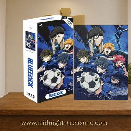 Puzzle Blue Lock – 1000 pièces – 48 x 68 cm – Poster inclus. Yoichi Isagi avec ballon entouré des joueurs du Blue Lock et Jinpachi Ego en arrière-plan. Puzzle collector officiel.