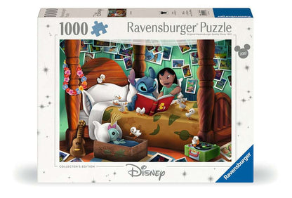 Puzzle Disney – Lilo & Stitch – 1000 pièces – 70 x 50 cm – Ravensburger. Lilo et Stitch lisant un livre entourés de canetons et de photos souvenirs. Un puzzle collector attendrissant et coloré pour les fans de Disney.