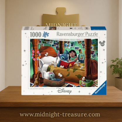 Puzzle Disney – Lilo & Stitch – 1000 pièces – 70 x 50 cm – Ravensburger. Lilo et Stitch lisant un livre entourés de canetons et de photos souvenirs. Un puzzle collector attendrissant et coloré pour les fans de Disney.