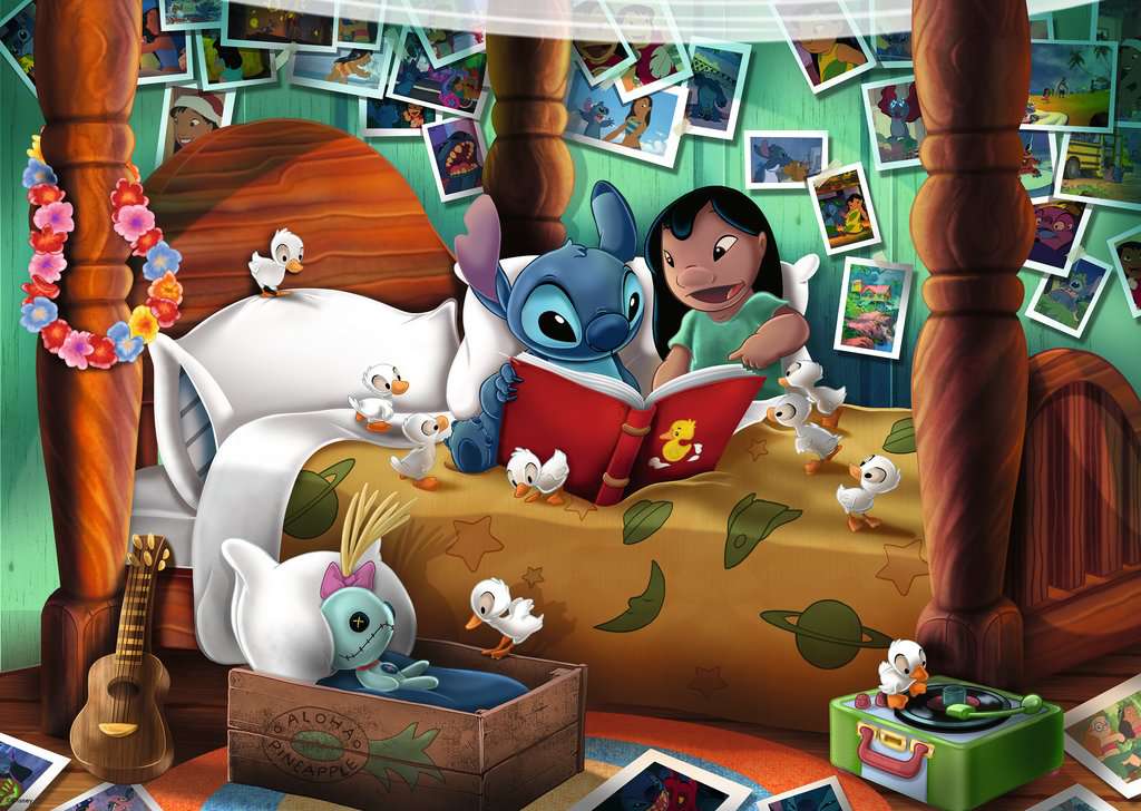 Puzzle Disney – Lilo & Stitch – 1000 pièces – 70 x 50 cm – Ravensburger. Lilo et Stitch lisant un livre entourés de canetons et de photos souvenirs. Un puzzle collector attendrissant et coloré pour les fans de Disney.